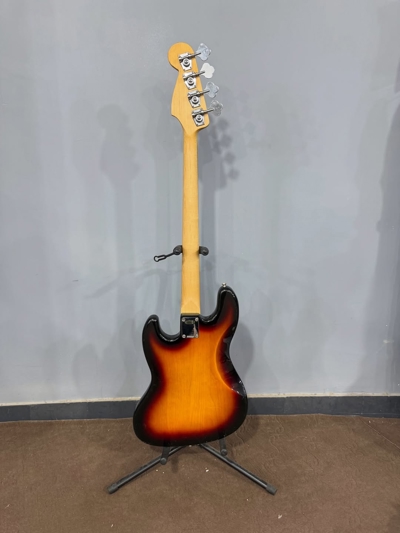 🎸 گیتار بیس BUSKERS